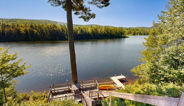 Dog-friendly, lakeside home w/private dock/deck/free WiFi in Eden