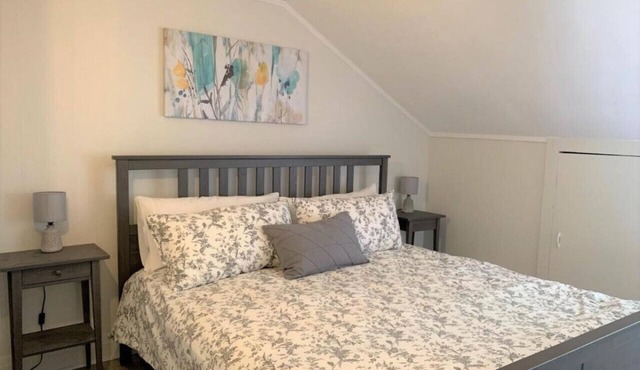 Downtown Wellington Apartment-Bloomfield Unit in Prince Edward