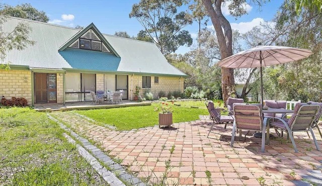 Eagle Bay Beach Lodge—Escape to Coastal Serenity in Eagle Bay