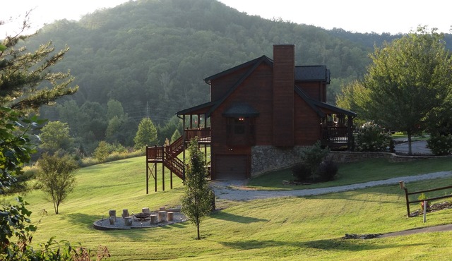 Easy Access w/View, Large Yard, Game Rm, Fire Pit, Hot Tub & Pool Access in Sevierville