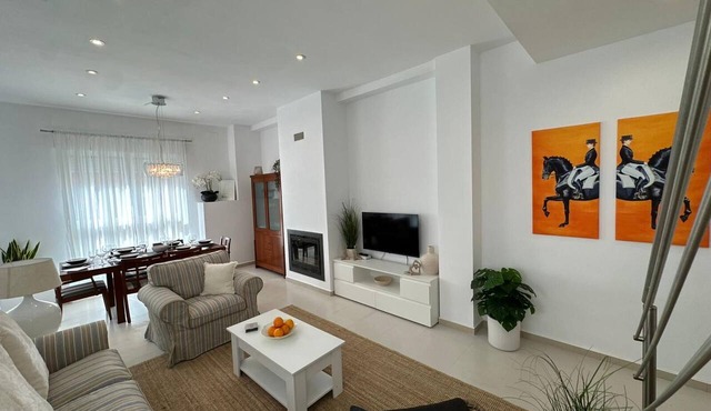 Elegant Townhouse 4 Bedrooms | Sleeps 8 | Walk to Beach, Shops & Restaurants