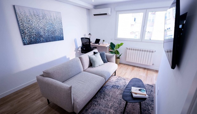 Este acogedor apartamento de 62 m² en Valdeacederas, Madrid, se encuentra en el décimo piso de un edificio residencial con ascensor. Totalmente equipado para largas estancias, cuenta con una habitación de matrimonio, baño completo y una terraza.