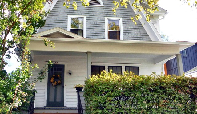 Excellent location, Private Outdoor Hot Tub, Downtown Burlington home in Burlington