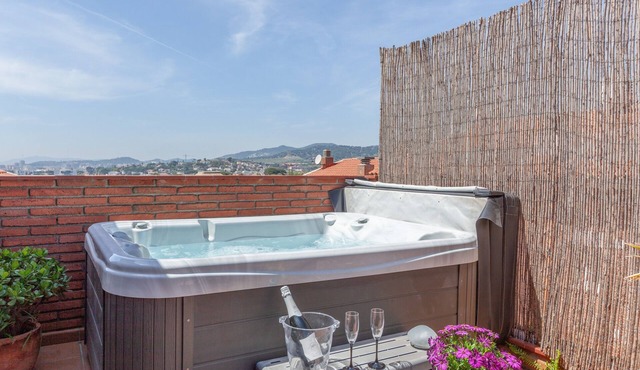 Family Apartment 'Duplex Beach Masnou' with Jacuzzi, Private Terrace and Wi-Fi