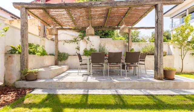 Family-friendly 5 BD Villa. Private garden & parking, 10min stroll to the Beach