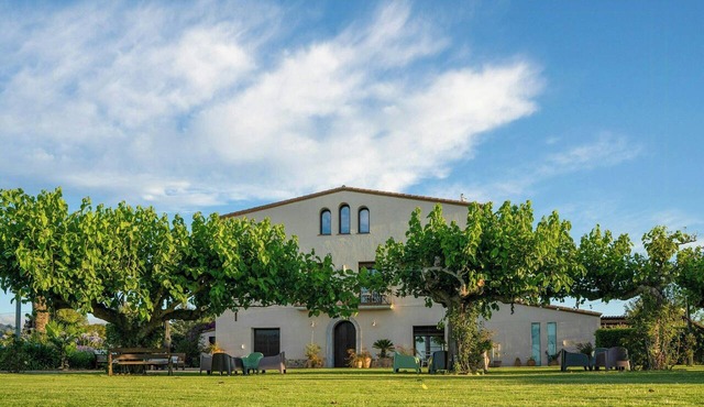 Farmhouse with pool among olive groves in Cambrils