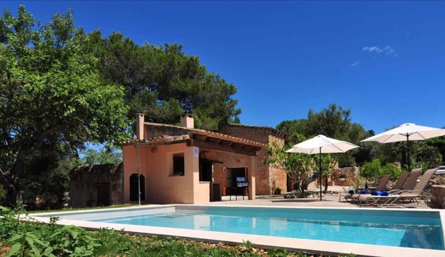 Finca Son Torró-Landviews-Pool-BBQ-Ideal Family