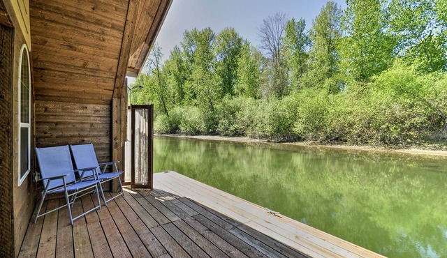 Floating Home on Columbia River w/Provided Kayaks in Vancouver