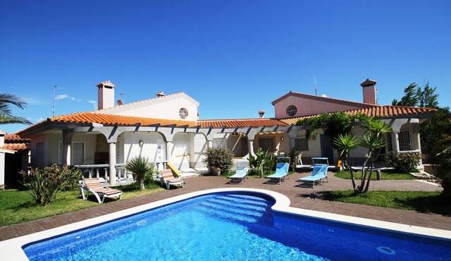 "Four Seasons"@MARISOL: 350m to the beach, community pool, A/C, WiFi, dog beach.