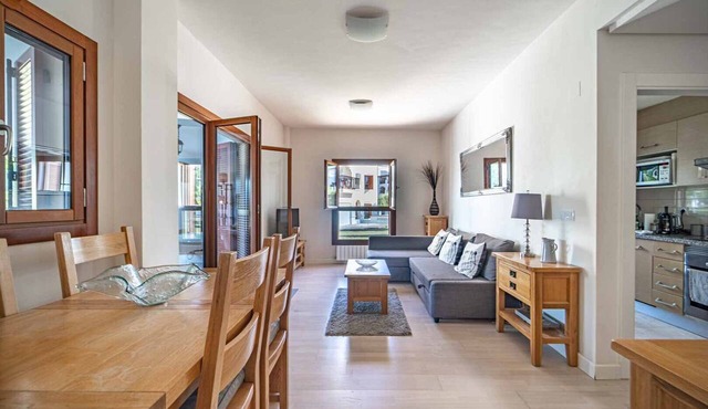 Front line Golf Course. 2 bedroom/bathroom apartment, private Jacuzzi area,