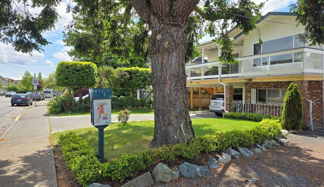 Furnished 1900sf 3bedr house in downtown Sidney one block from Ocean and shops in Sidney