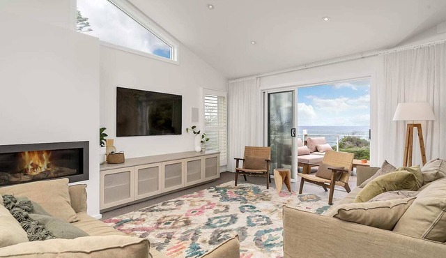 Getawayz NSW - 'Drift' - Absolute Beachfront at Coledale w/Panoramic Views & Multiple Living Zones in Coledale