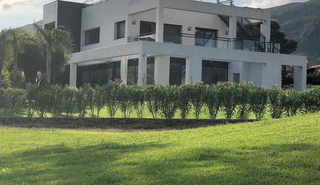 Golf course villa sleeping 8–10 with ocean views, 8 minutes from the beaches