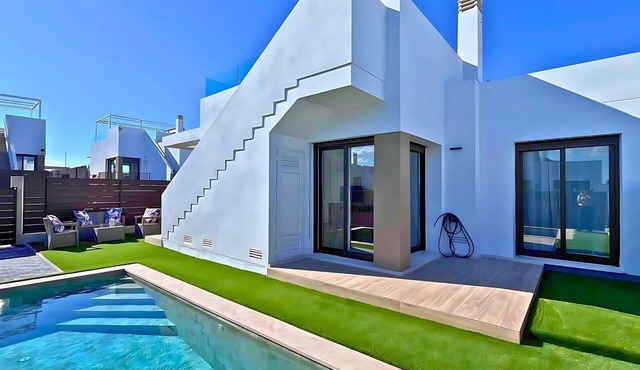 Golf, sun and a private pool for a dream holiday!
