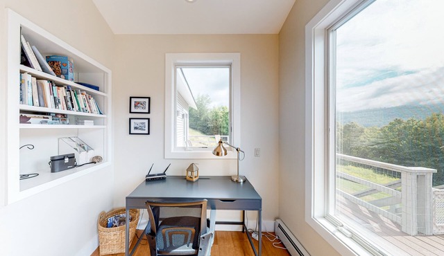Gorgeous river access home with kayaks, balcony, full kitchen, & washer/dryer in Pawlet