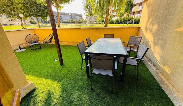 Ground-Floor Apartment in Jaca with Terrace, Pool, and Garage for 6 Guests