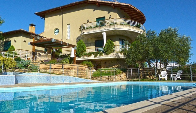 Gure Ametza rural house with garden and swimming pool in a quiet environment