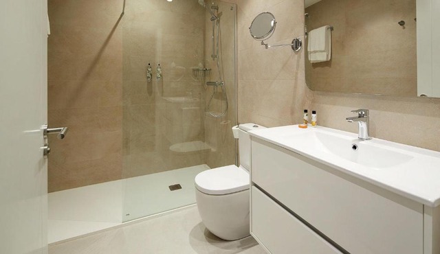 H SUITE2B by Smiling Rentals