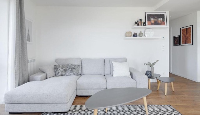 H SUITE3A by Smiling Rentals