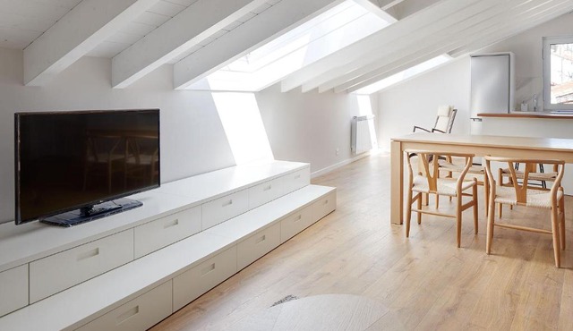 H SUITE4A by Smiling Rentals