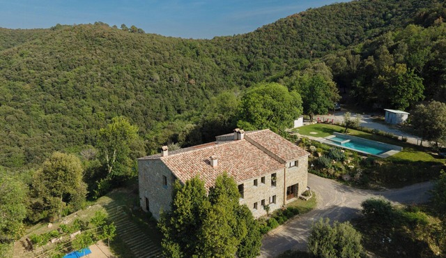 Historic farmhouse with farm in La Garrotxa in Sant-Ferriol