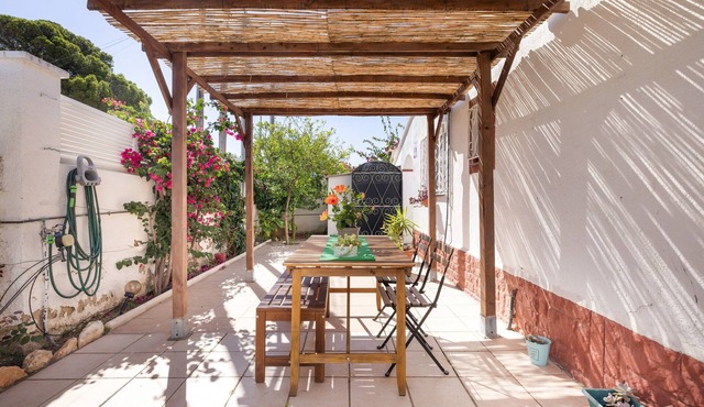 Holiday Home 'La Casa Del Mar' with Private Garden, Wi-Fi, and Air Conditioning