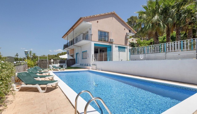 Holiday Home 'Maravillosa Villa Con Piscina' with Private Pool, Wi-Fi and Air Conditioning