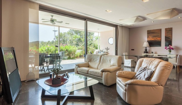 Holiday Home Maryse with Sea View, Heated Pool & Wi-Fi