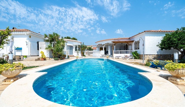 Holiday Home "Palmera" with Shared Pool & Wi-Fi