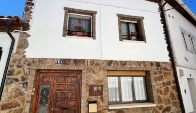 House in a rural environment, golf, wine, mountain and relaxation.