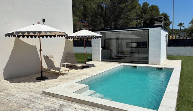 House with garden, pool and barbecue in front of golf and forest, minutes from the beach.