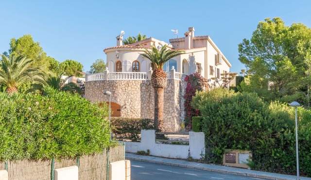 Imposante Ferienvilla mit großem Pool by Interhome