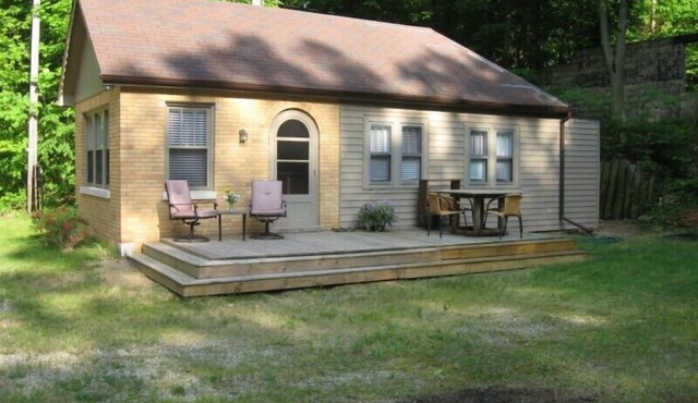 John Cozy Cottage, Sleeps Four in Coloma Charter Township