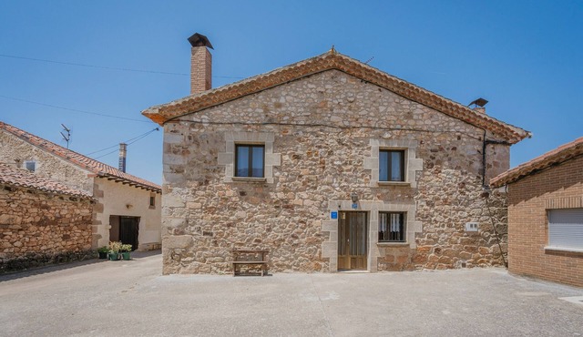 La Cabaña de Cascajares: Spacious Village House for 8 in Sierra de la Demanda