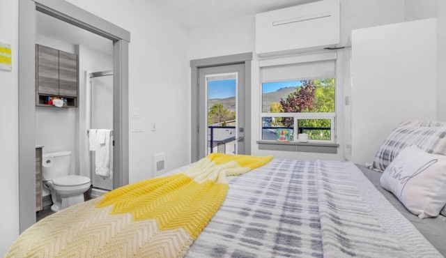 Lakeview King Studio Suite with Full Kitchen – Rental in Vernon, BC in Vernon