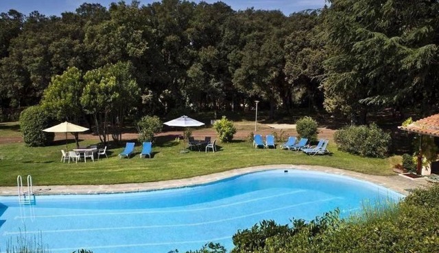 Landhaus, 8 Zimmer mit Bad, Schwimmbad, Tennis by Interhome