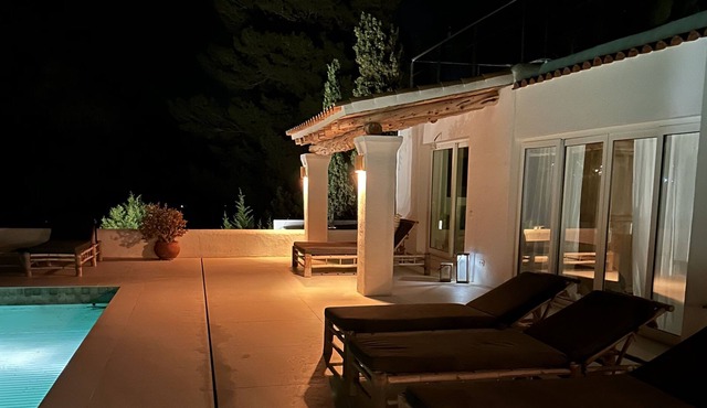Large Villa With Private Pool, Seaview and 5 min Walk to Beach