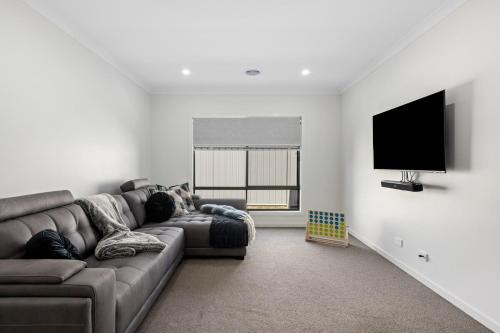 Leneva Spacious & Stylish Stay in Leneva