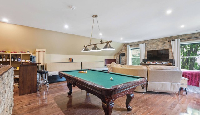 Loft Avec Foyer, Billard, Cinéma Maison et + in Magog