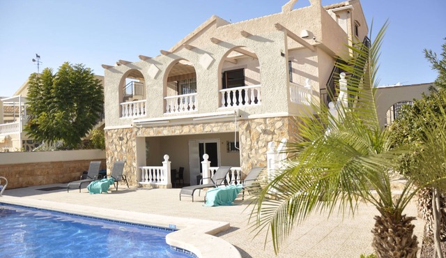 Luxe 6P Kindervriendelijke Villa met Zwembad, Airco, Internet Wifi, Alarm en BBQ
