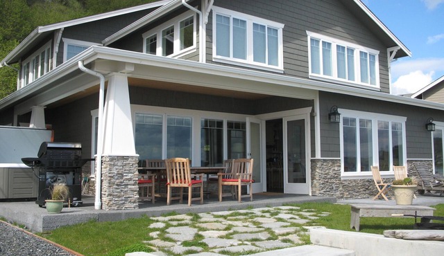 Luxury Cape Cod on Tranquil, Tidal, Sandy Beach, Beds up to 12, Close to Seattle in Clinton