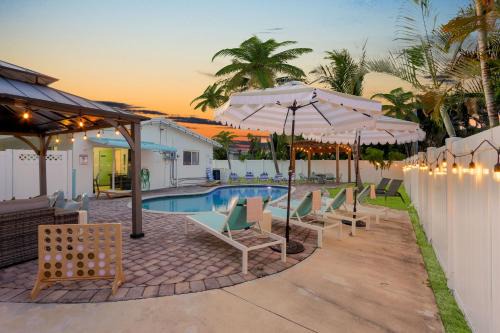 Luxury Heated Pool Oasis-10 mins to BEACH- Fast WiFi in Pompano Beach