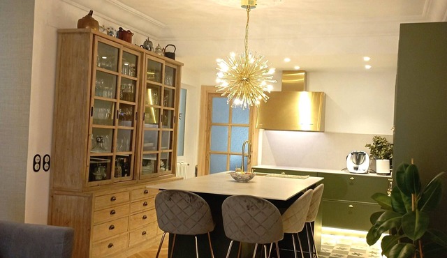 Luxury in the center, ideal corporate rental. Parking.