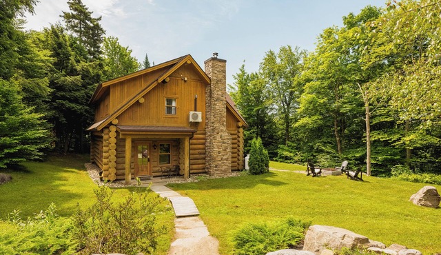 Luxury Log Home Home Near St Sauveur with resort access and private hot tub in Mille-Isles