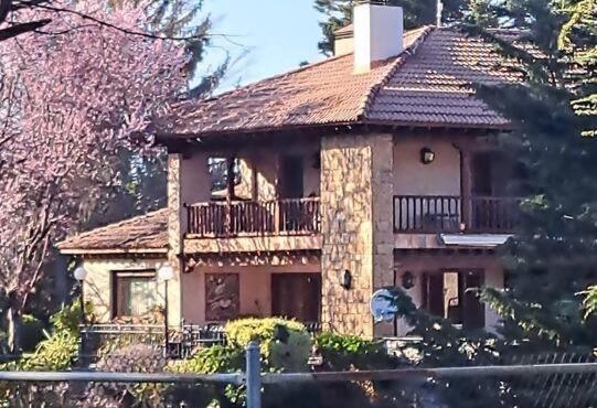 Magnífico Chalet y gran jardín frente a la sierra.