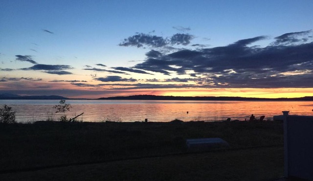 Maxwelton Beach Sunsets! Kayaks & paddleboards! 1 min walk to the water! in Clinton