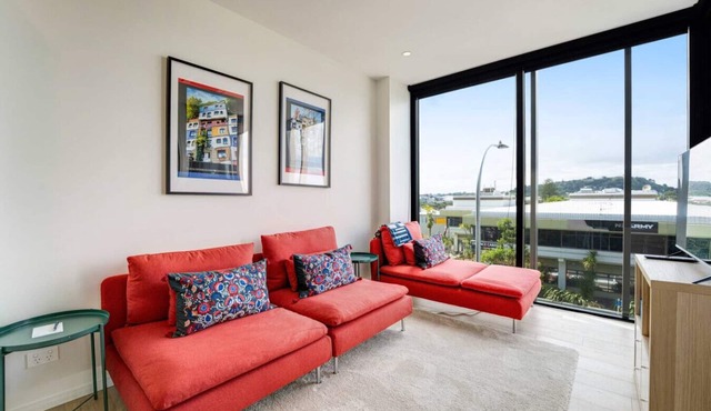 Modern Abode with Aircon & Balcony near Ponsonby in Auckland Central Suburbs