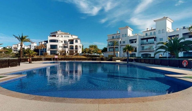 Modern 2 Bed 2 Bath Apartment, AC, Pool Views