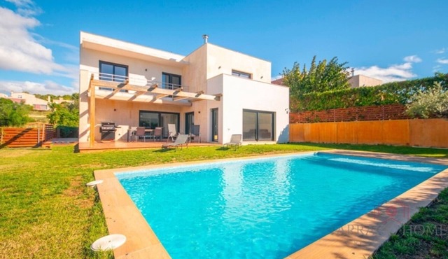 Modern 5-bedroom villa near golf and beach in Costa Dorada