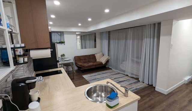 Modern Basement Studio w/Kitchen, Free Parking in Montréal